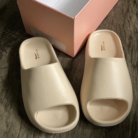 NIB New Celebrity Favorite Slide Sandal Sz 7 - Picture 1 of 9